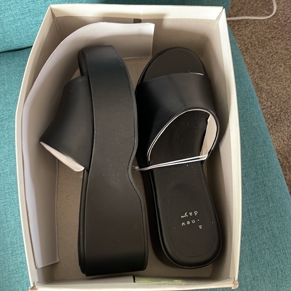 A New Day Black Wynona Platform Sandals - Picture 4 of 10
